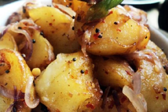 Spicy Garlic-Curry Leaf Crunch Potatoes with Tamarind Chutney recipe by Meaghan Moineau
