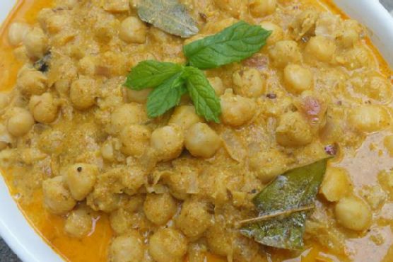 Zesty Chana Masala with Charred Lime and Mint Yogurt Drizzle | Made by Meaghan Moineau